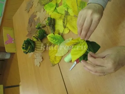 Квіти з осіннього листя своїми руками (майстер) Квіти з осіннього листя своїми руками