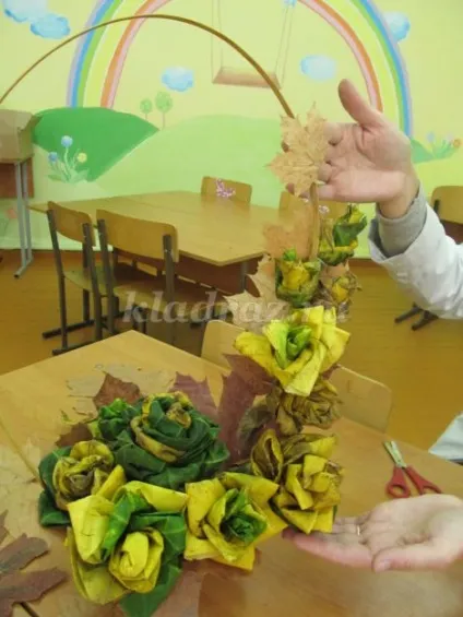 Квіти з осіннього листя своїми руками (кленових) Квіти з осіннього листя своїми руками