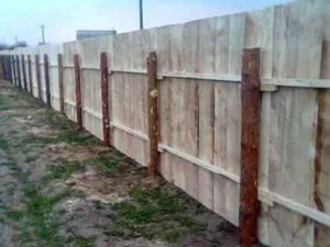 Дерев'яні стовпи для забору особливості матеріалу, плюси і мінуси, виготовлення і установка (стовпи) Дерев'яні стовпи для забору особливості матеріалу, плюси і мінуси, виготовлення та встановлення