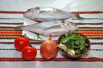 Дорадо в фользі запечена з овочами і зеленню (дорадо) Дорадо в фользі запечена з овочами і зеленню