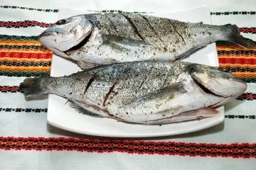 Дорадо в фользі запечена з овочами і зеленню (запечений) Дорадо в фользі запечена з овочами і зеленню