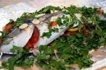 Дорадо в фользі запечена з овочами і зеленню (овочами) Дорадо в фользі запечена з овочами і зеленню
