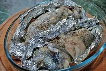 Дорадо в фользі запечена з овочами і зеленню (фользі) Дорадо в фользі запечена з овочами і зеленню