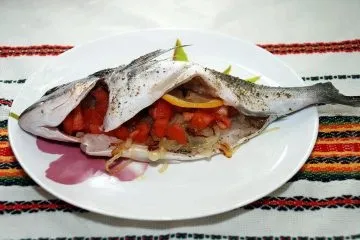 Дорадо в фользі запечена з овочами і зеленню (фользі) Дорадо в фользі запечена з овочами і зеленню