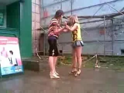 Бійка з п'яним чоловіком (жіноча самооборона) Бійка з п'яним чоловіком