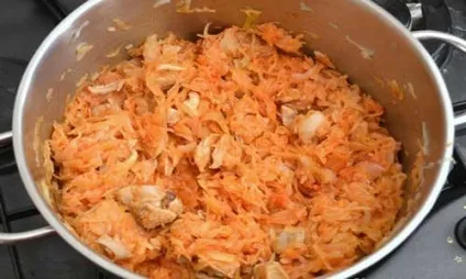 Домашня тушкована капуста з куркою (куркою) Домашня тушкована капуста з куркою