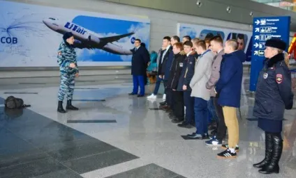 Огляд багажу в аеропорту (Ручна поклажа багаж) Огляд багажу в аеропорту