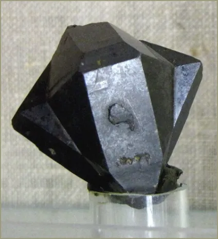 Двійникові зрощення кристалів мінералів, двійники і трійники (зрощення) Двійникові зрощення кристалів мінералів, двійники і трійники