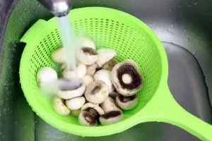Як готувати шампіньйони з цибулею і сметаною, на мангалі, в духовці і на сковороді (мангалі) Як готувати шампіньйони з цибулею і сметаною, на мангалі, в духовці і на сковороді