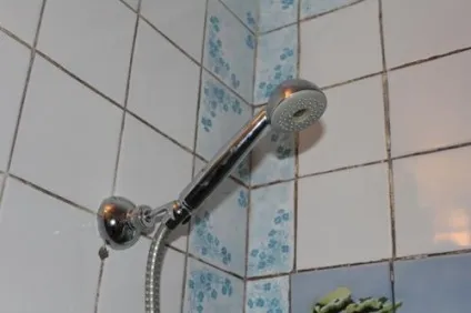 Як повісити душ у ванній
