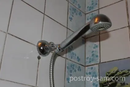 Як повісити душ у ванній