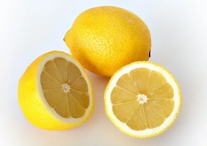 Як приготувати limoncello - італійський лимонний лікер (виливаємо проціджений настоянку сироп) Як приготувати limoncello - італійський лимонний лікер