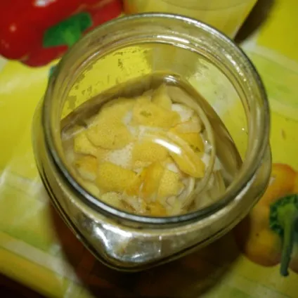 Як приготувати limoncello - італійський лимонний лікер (проціджений настоянку сироп) Як приготувати limoncello - італійський лимонний лікер