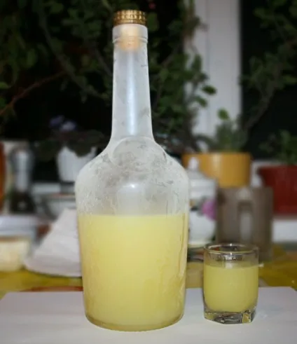 Як приготувати limoncello - італійський лимонний лікер (проціджений настоянку сироп) Як приготувати limoncello - італійський лимонний лікер