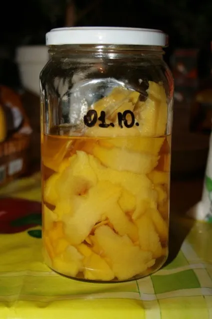 Як приготувати limoncello - італійський лимонний лікер (виливаємо проціджений настоянку сироп) Як приготувати limoncello - італійський лимонний лікер