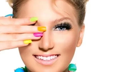 Як зробити різнокольоровий манікюр (гід по нігтях) Як зробити різнокольоровий манікюр
