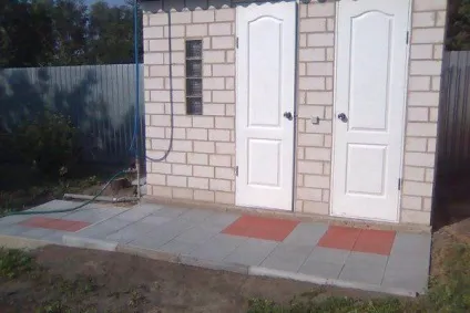 Як зробити теплий душ з роздягальнею на дачі