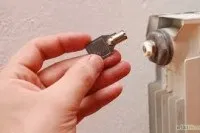 Як спустити повітря з батареї - докладна інструкція, відео (монтажі опалювальної системи) Як спустити повітря з батареї - докладна інструкція, відео