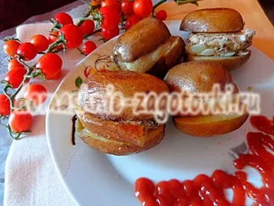 Картопля з грудинкою в духовці, в фользі (грудинкою) Картопля з грудинкою в духовці, в фользі