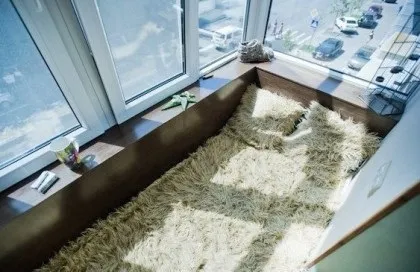 Ліжко на балконі