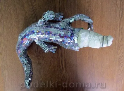 Крокодил (виріб з компакт-дисків)