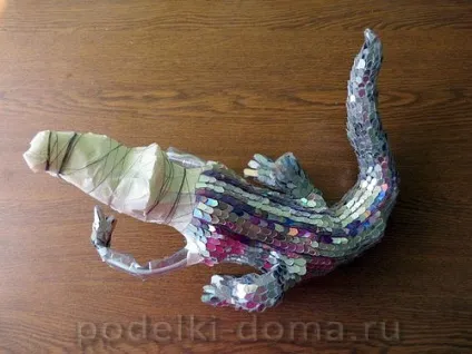 Крокодил (виріб з компакт-дисків)