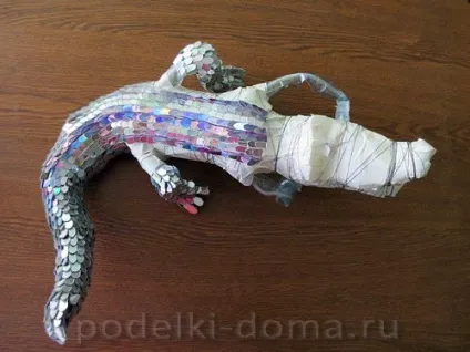 Крокодил (виріб з компакт-дисків)
