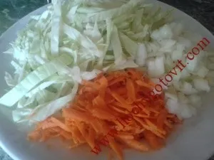 Курячий суп з капустою і помідором (помити порізати кубиками) Курячий суп з капустою і помідором