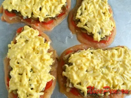 Куряче філе під сирної «шапкою» - рецепти з фото