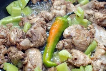 Курка в соєвому соусі зі смаженим арахісом і перцем
