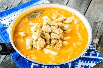 Куряче філе в томатному соусі