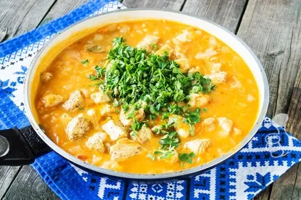 Куряче філе в томатному соусі