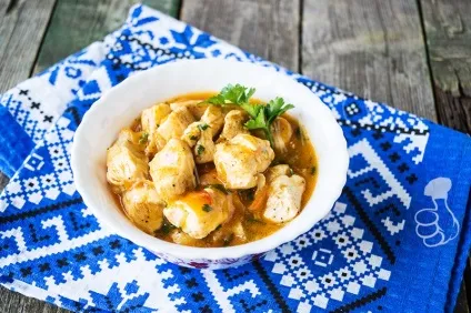 Куряче філе в томатному соусі
