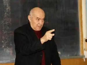 Краще запалити маленьку свічку