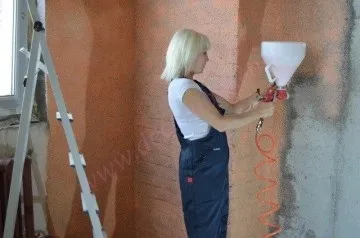 Нанесення рідких шпалер розпилювачем (нанесення рідких шпалер розпилювачем) Нанесення рідких шпалер розпилювачем