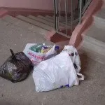 Чи не прибирають в під'їзді куди скаржитися