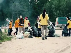 Не можна було пройти повз московський журналіст влаштувала прибирання берега річки в Карелії (берега) Не можна було пройти повз московський журналіст влаштувала прибирання берега річки в Карелії