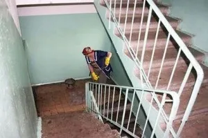 Чи не прибирають в під'їзді куди і кому скаржитися (скаржитися) Чи не прибирають в під'їзді куди і кому скаржитися
