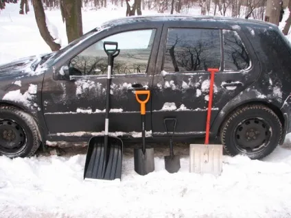Чи потрібна лопата в автомобілі