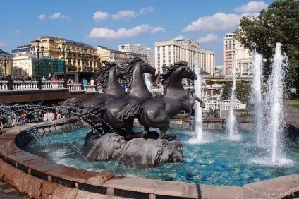 Манежна площа манеж, гостиница Київ, фонтани і купола торгового центру (готель) Манежна площа манеж, гостиница Київ, фонтани і купола торгового центру