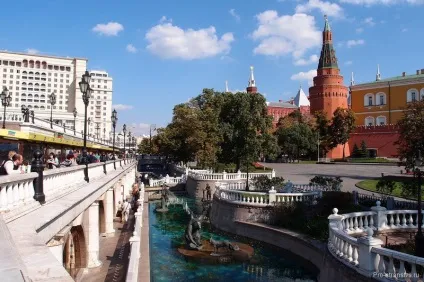 Манежна площа манеж, гостиница Київ, фонтани і купола торгового центру (манеж) Манежна площа манеж, гостиница Київ, фонтани і купола торгового центру