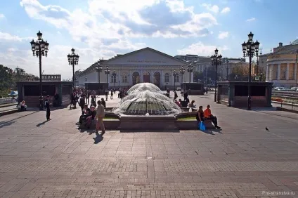 Манежна площа манеж, гостиница Київ, фонтани і купола торгового центру (готель) Манежна площа манеж, гостиница Київ, фонтани і купола торгового центру