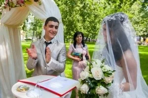 На якій руці прийнято носити обручку, ми робимо свято краще! (Який) На якій руці прийнято носити обручку, ми робимо свято краще!