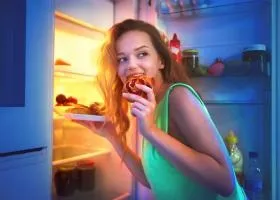 Нічні перекушування шкоду, дозволені і заборонені продукти