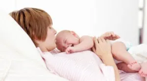 Новонароджений плаче і смикає ніжками - вся правда про неспокійному поведінці крихти (крихти) Новонароджений плаче і смикає ніжками - вся правда про неспокійному поведінці крихти