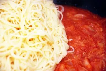 Паста з томатним соусом, помідорами чері та зеленню (паста) Паста з томатним соусом, помідорами чері та зеленню