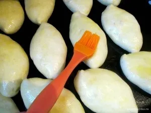 Пиріжки з сосисками і картоплею-рецепт приготування з фото (пиріжки з сосисками і сиром) Пиріжки з сосисками і картоплею-рецепт приготування з фото