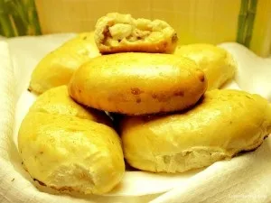 Пиріжки з сосисками і картоплею-рецепт приготування з фото (сосиски в духовці) Пиріжки з сосисками і картоплею-рецепт приготування з фото