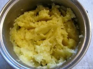 Пиріжки з сосисками і картоплею-рецепт приготування з фото (пиріжки з сосисками і сиром) Пиріжки з сосисками і картоплею-рецепт приготування з фото