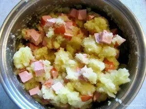 Пиріжки з сосисками і картоплею-рецепт приготування з фото (рецепт пиріжків з сосисками) Пиріжки з сосисками і картоплею-рецепт приготування з фото
